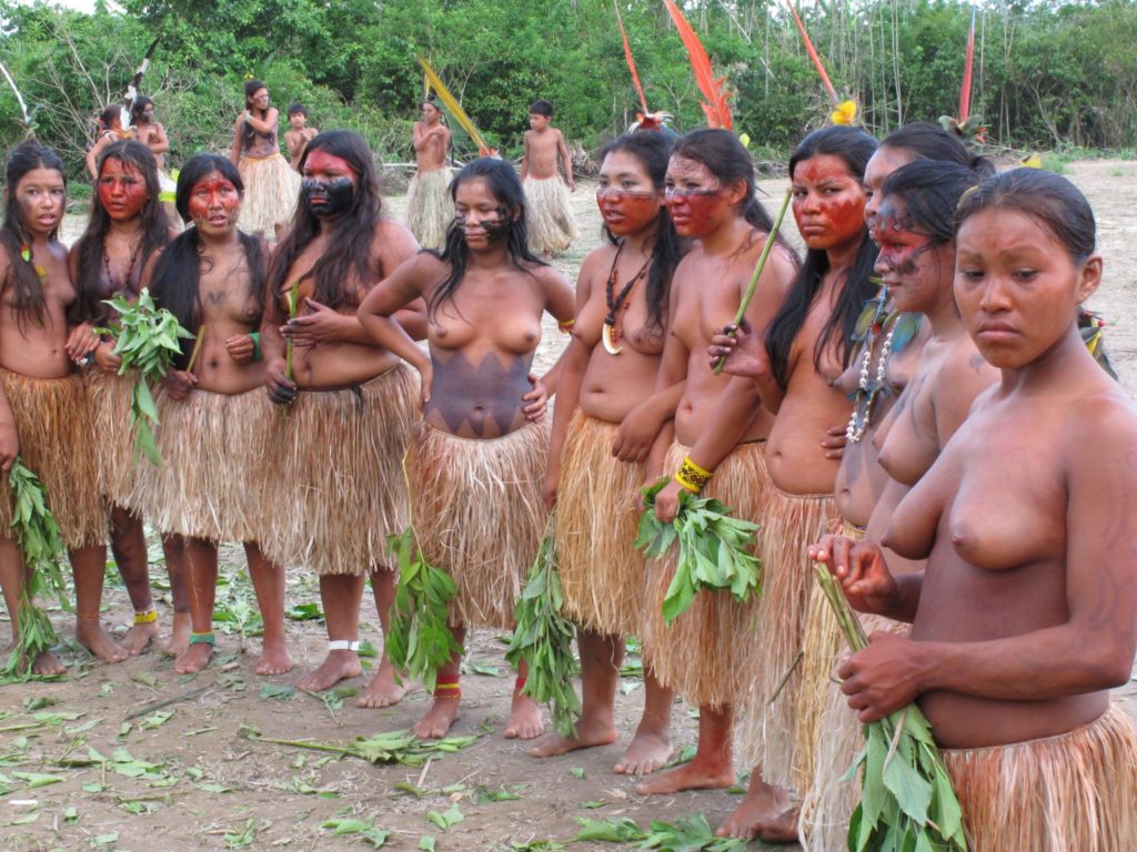 Yawanawá women preparing for dance