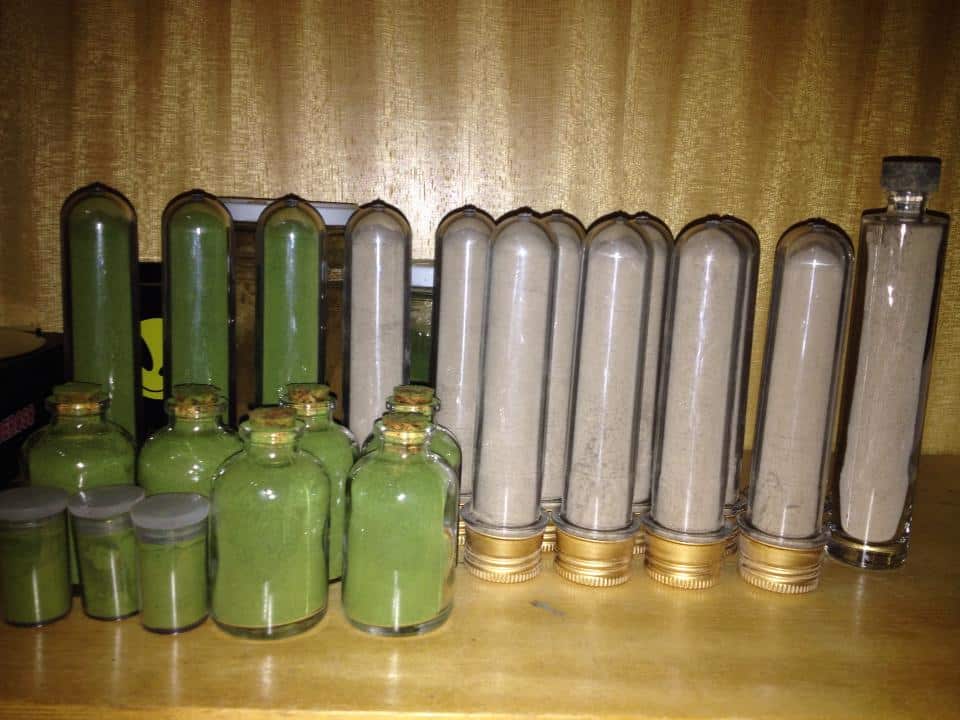 Glass test tubes are a great way to store and carry rapé.